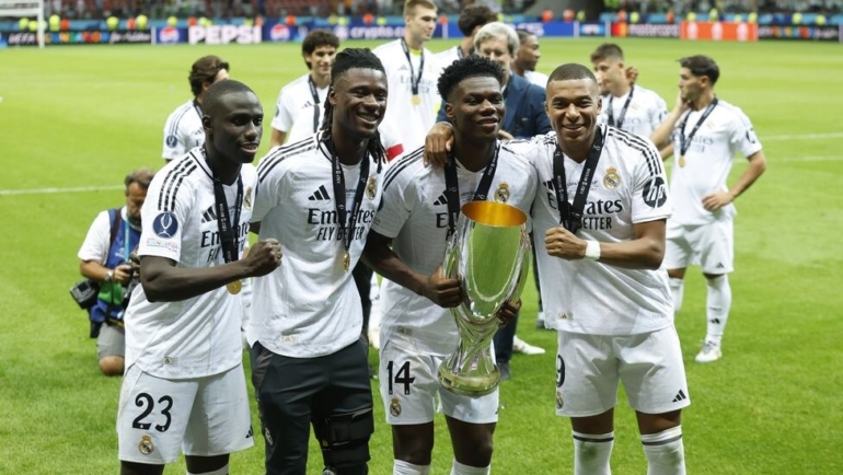 Mbappe (phải) cùng các đồng đội người Pháp mừng Siêu Cup châu Âu vừa đoạt được cùng Real sau trận thắng  Atalanta 2-0 trên sân Warsaw, Ba Lan ngày 14/8. Ảnh: AS