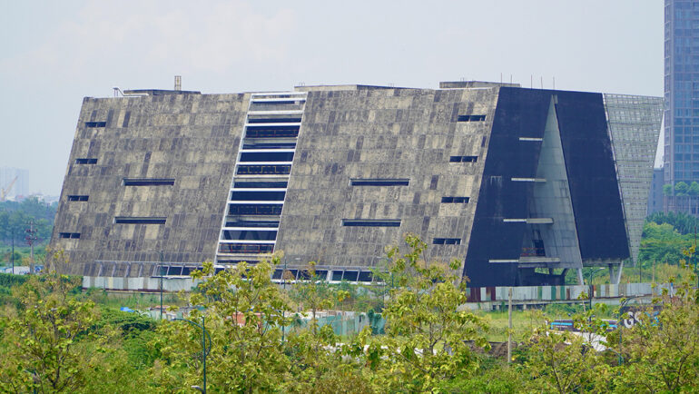 Trung tâm triển lãm nhìn từ phía quận 1 sang Thủ Thiêm, năm 2023. Ảnh: Gia Minh