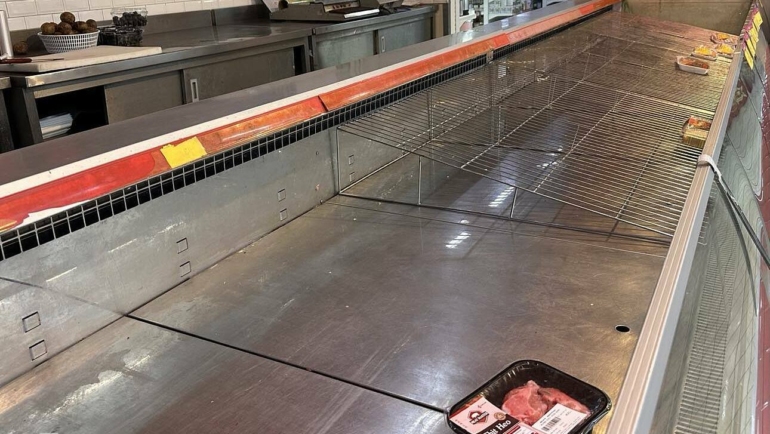 Quầy thịt tại một siêu thị ở Hà Nội sạch trơn, lúc 14h30 ngày 6/9. Ảnh: Anh Minh