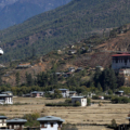 Máy bay chuẩn bị hạ cánh xuống sân bay Paro ở Bhutan. Ảnh: Reuters