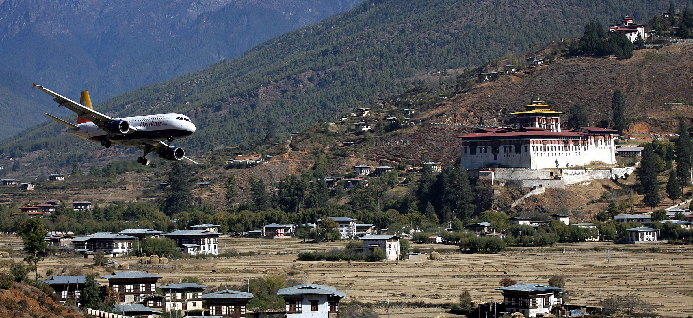 Máy bay chuẩn bị hạ cánh xuống sân bay Paro ở Bhutan. Ảnh: Reuters