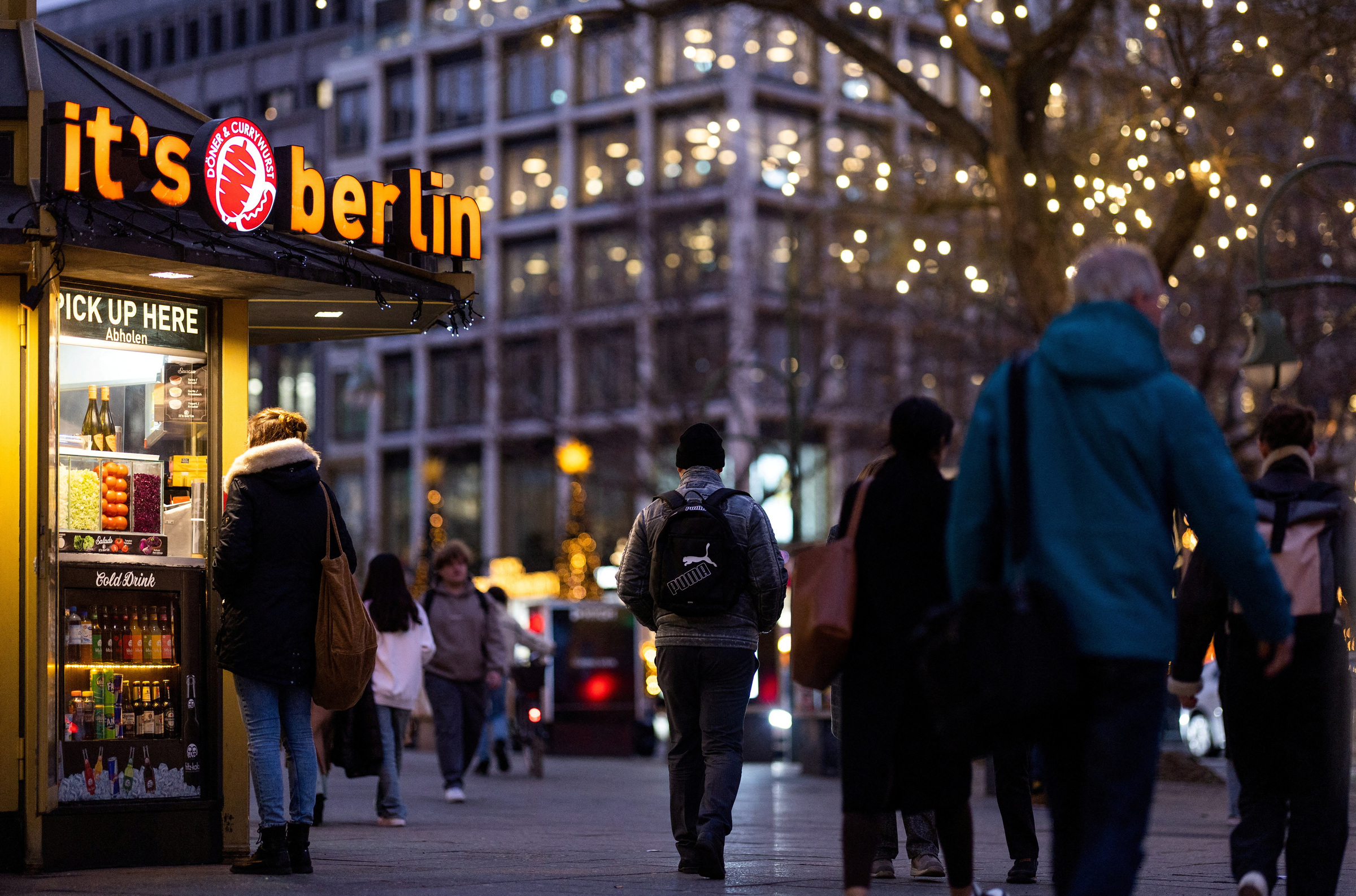 Mọi người đi bộ tại phố mua sắm Kurfuerstendamm ở Berlin ngày 18/12/2023. Ảnh: Reuters