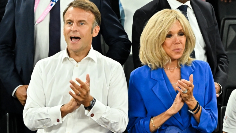 Tổng thống Pháp Emmanuel Macron và phu nhân Brigitte tại Paris ngày 11/8. Ảnh: Reuters