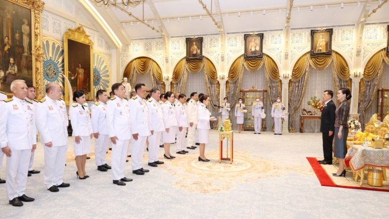 Tân Thủ tướng và các bộ trưởng tuyên thệ nhậm chức trước Vua Maha và Hoàng hậu Suthida tại cung điện Dusit, thủ đô Bangkok, ngày 6/9. Ảnh: Reuters