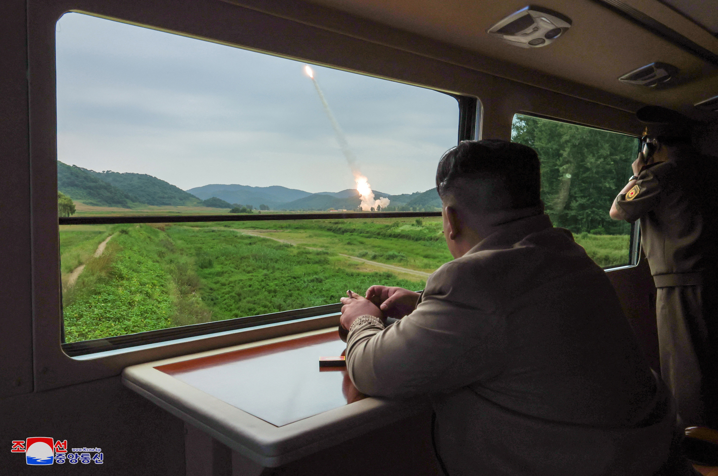 Chủ tịch Triều Tiên Kim Jong-un giám sát vụ thử bệ phóng tên lửa tại địa điểm không xác định trong bức ảnh mà KCNA công bố ngày 13/9. Ảnh: Reuters