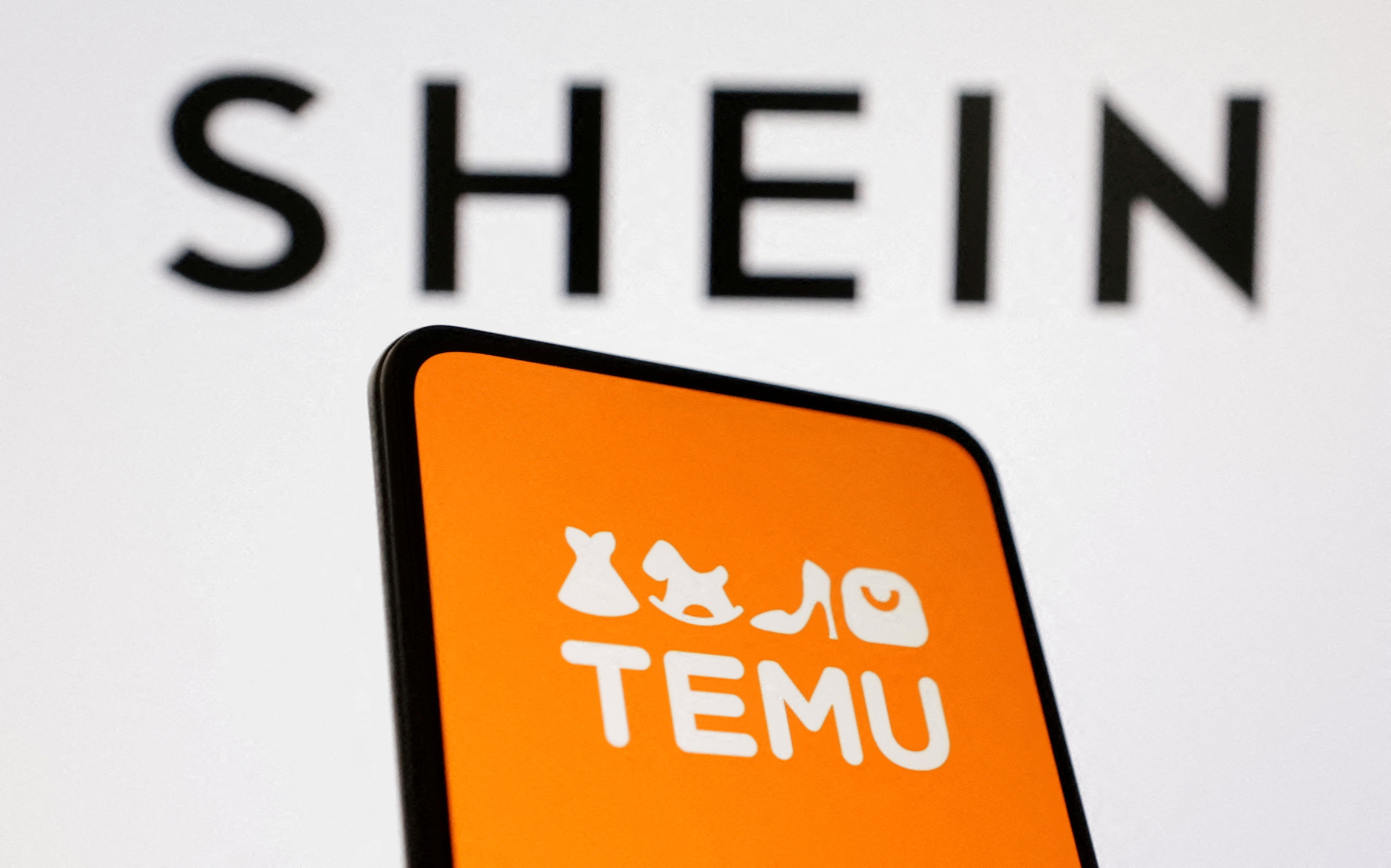 Logo của Shein and Temu trên màn hình máy tính và điện thoại ngày 22/8. Ảnh: Reuters