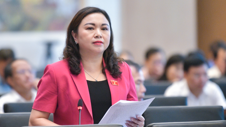 Đại biểu Đặng Bích Ngọc phát biểu sáng 28/8. Ảnh: Media Quốc hội