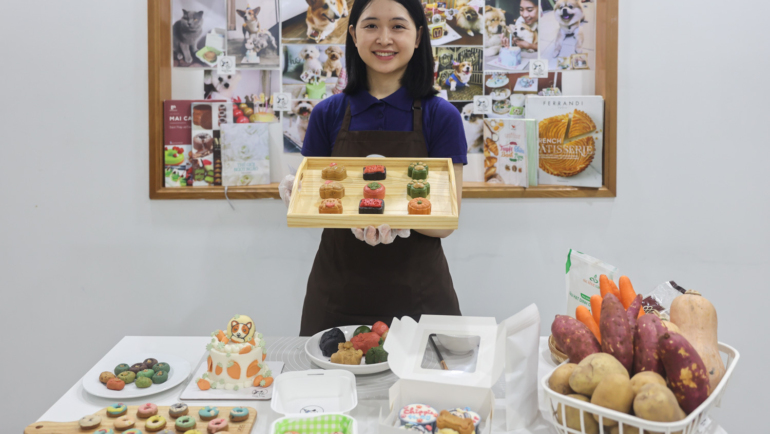 Tiệm của Nguyễn Thị Mai Lý làm nhiều loại bánh cho thú cưng. Ảnh: Quỳnh Trần