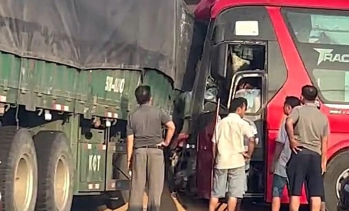 Xe khách dính chặt, hư hỏng phần đầu sau tai nạn nạn. Ảnh: Thái Hà