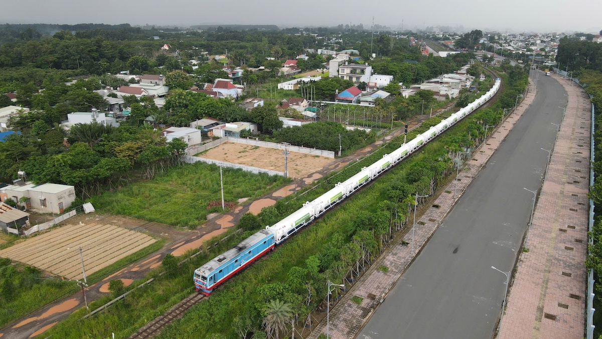 Đoàn tàu đi qua một khu dân cư huyện Trảng Bom, Đồng Nai chiều 6/9. Ảnh: Phước Tuấn