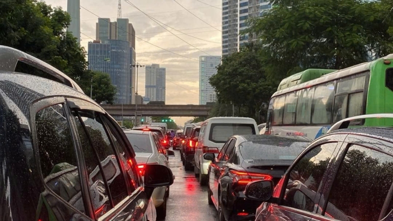 Thu Minh chờ hơn 30 phút vẫn chưa qua được đèn xanh, đèn đỏ ở đường Mễ Trì, quận Nam Từ Liêm, 16h ngày 6/9. Ảnh: Nhân vật cung cấp