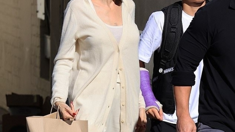 Pax Thiên và mẹ trên phố Los Angeles hôm 4/9. Ảnh: Backgrid