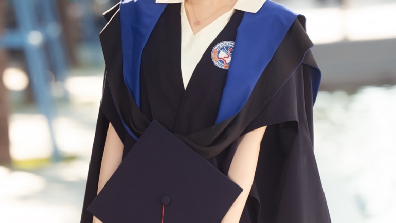 Trịnh Thùy Linh tạo dáng trong trang phục cử nhân. Ảnh: Nhân vật cung cấp