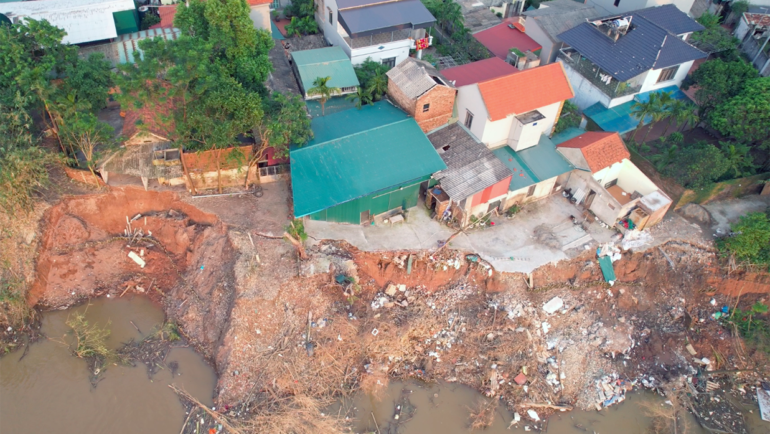 Tình trạng sạt lở tại thôn 4 xã Kim Lan, Gia Lâm có chiều hướng phức tạo gây nguy cơ mất an toàn cho những hộ dân trong khu vực. Ảnh: Tuấn Hải