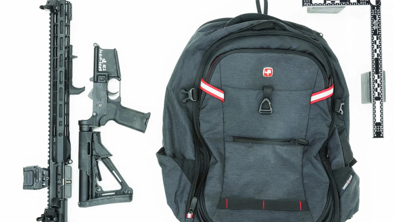 Khẩu súng trường bị gãy và chiếc ba lô của nghi phạm Thomas Crooks trong ảnh được FBI công bố ngày 28/8. Ảnh: FBI