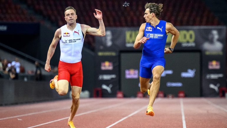 Kỷ lục gia nhảy sào Duplantis (áo xanh) về đích trước kỷ lục gia 400m rào Karsten Warholm trong sự kiện biểu diễn chạy 100m tại sân điền kinh Letzigrund, Thụy Sĩ ngày 4/9. Ảnh: AFP