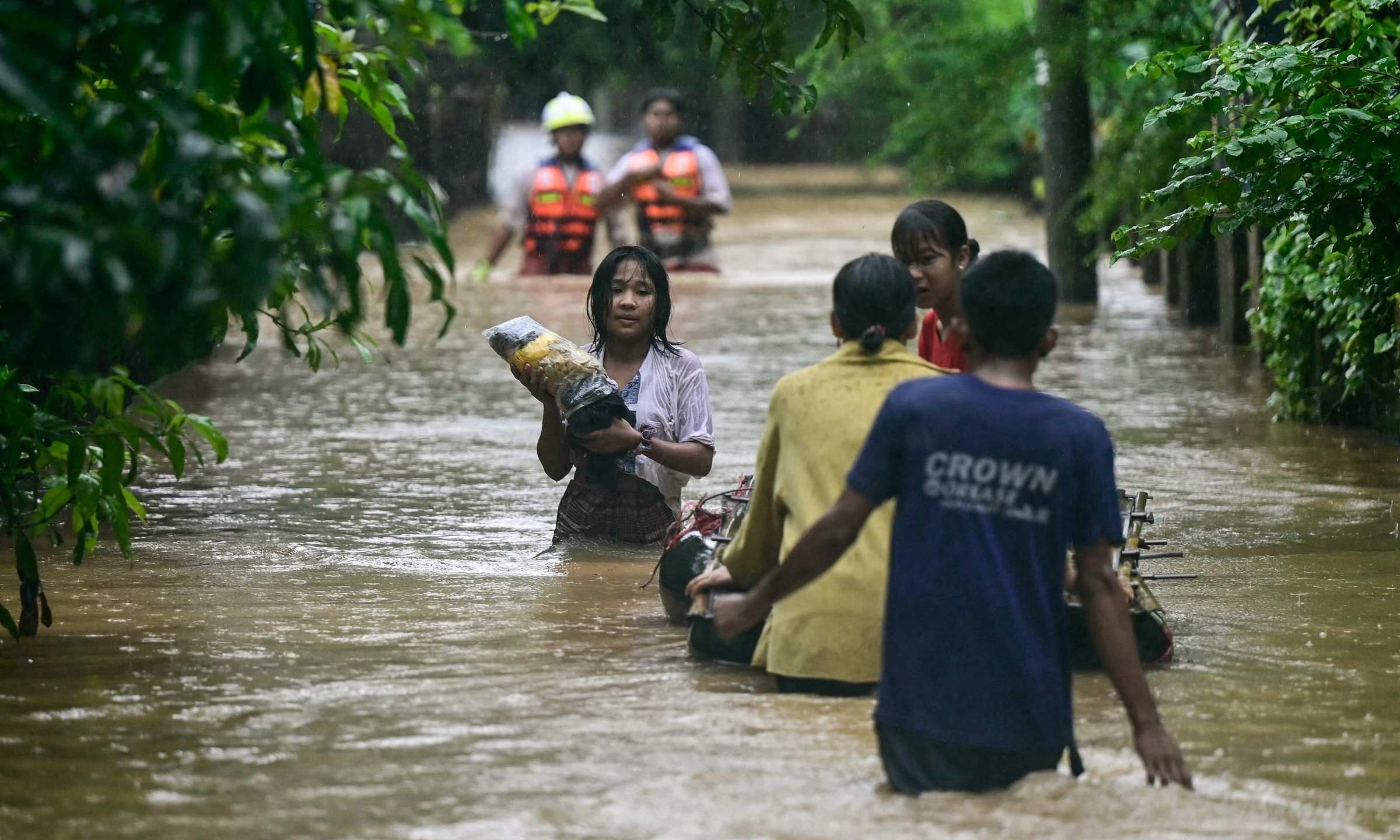 Người Myanmar lội nước lũ ở Taungoo, vùng Bago, Myanmar, ngày 12/9. Ảnh: AFP