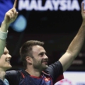 Anders Antonsen (trái) và HLV Joachim Persson ăn mừng chức vô địch Giải Super 1000 Malaysia Open 2024. Ảnh: DR