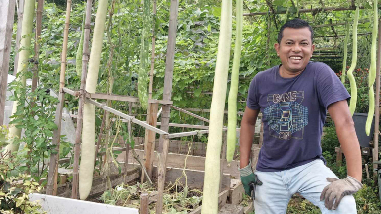 Anh André Souppaya bên một góc vườn rau của gia đình tại ngoại ô Paris, Pháp. Ảnh: Nhân vật cung cấp