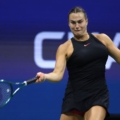 Sabalenka đánh thuận tay trong trận bán kết với Navarro, trên sân Arthur Ashe, New York hôm 6/9. Ảnh: Reuters