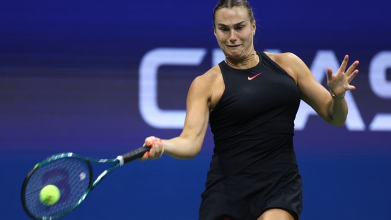 Sabalenka đánh thuận tay trong trận bán kết với Navarro, trên sân Arthur Ashe, New York hôm 6/9. Ảnh: Reuters