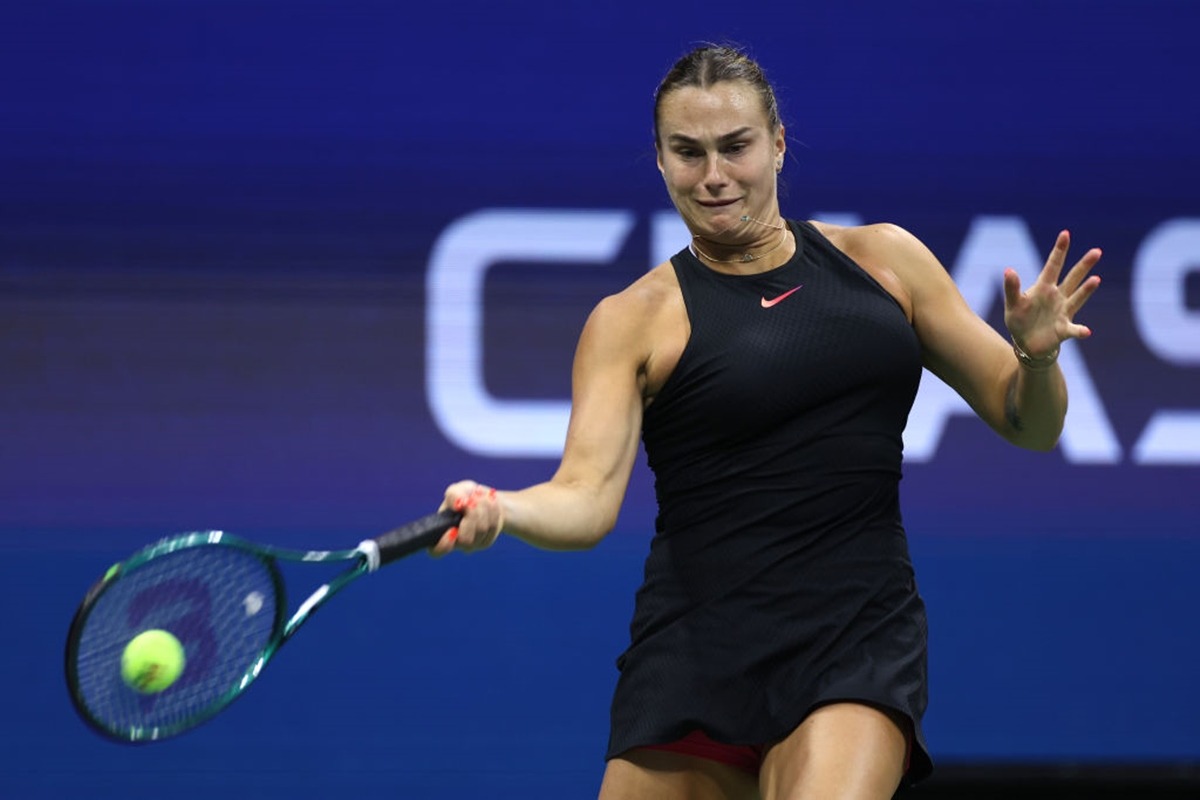 Sabalenka đánh thuận tay trong trận bán kết với Navarro, trên sân Arthur Ashe, New York hôm 6/9. Ảnh: Reuters