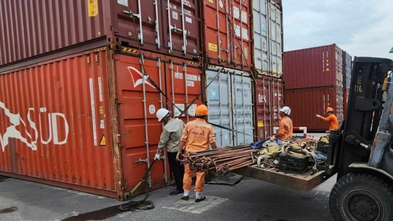 Công nhân Cảng Tân Vũ (Hải Phòng) buộc chèn lót contariner, sáng 6/9. Ảnh: Bảo Minh