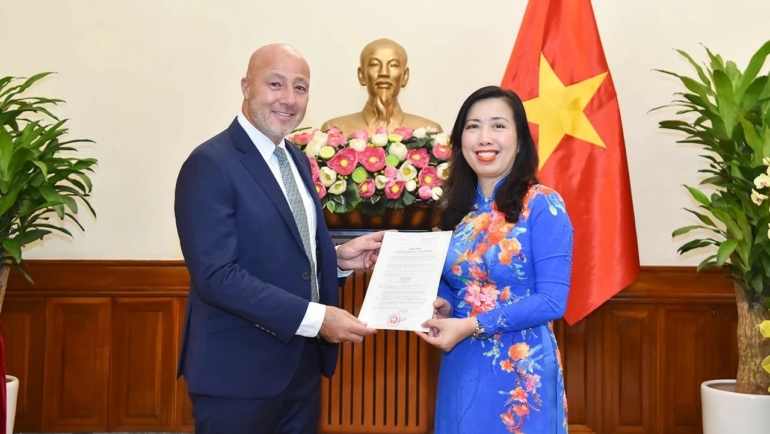 Thứ trưởng Ngoại giao Lê Thị Thu Hằng trao giấy phép cho ông Damien Cave, phóng viên thường trú, trưởng đại diện văn phòng thường trú báo New York Times tại Việt Nam. Ảnh: Báo Thế giới và Việt Nam