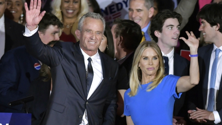 Robert F. Kennedy Jr. và vợ Cheryl Hines tại Boston hồi tháng 4/2023. Ảnh: AP