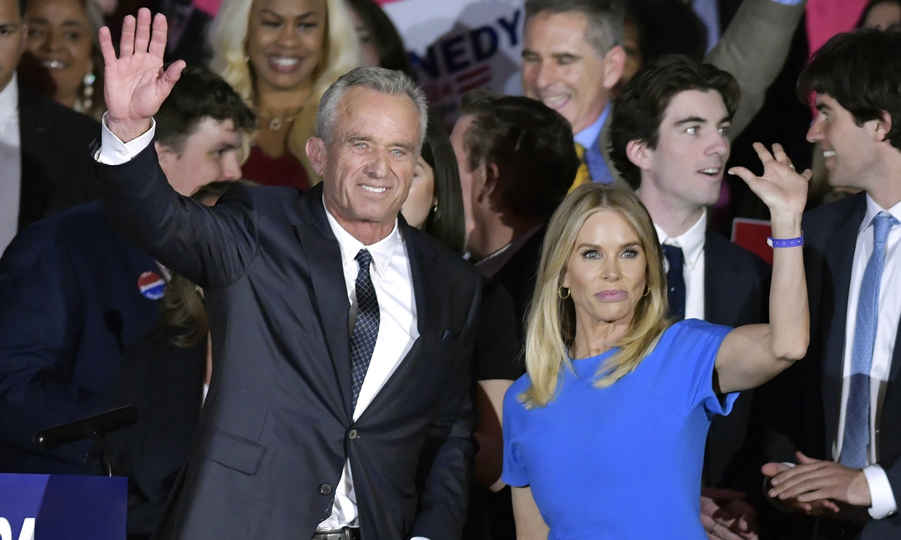 Robert F. Kennedy Jr. và vợ Cheryl Hines tại Boston hồi tháng 4/2023. Ảnh: AP