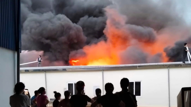 Khói lửa nghi ngút trong nhà để xe Công ty Victorry.  Ảnh: Lam Sơn