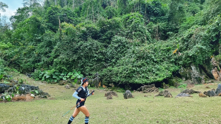 Một runner chạy trên đoạn đường cỏ trong một buổi chạy trail. Ảnh: A Dứa