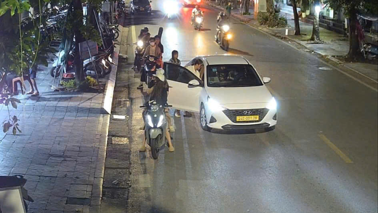 Một số bạn trẻ dừng lại trước điểm lắp camera giao thông trên phố Triệu Quốc Đạt, phường Hàng Bông, quận Hoàn Kiếm để check-in, 23h ngày 5/9/2024. Ảnh: Thanh Nga