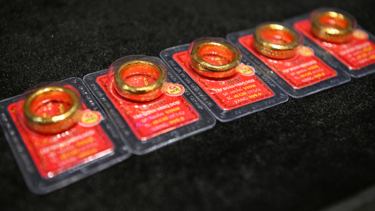 Vàng nhẫn trơn loại 1 lượng được bày bán tại một thương hiệu. Ảnh: Giang Huy