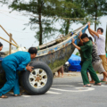 Ngư dân và lực lượng chức năng Sầm Sơn kéo thuyền vào bãi tập kết chiều 6/9. Ảnh: Lê Hoàng