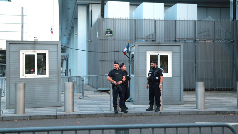 Cảnh sát triển khai bên ngoài tòa án tại Paris hôm 28/8. Ảnh: AFP