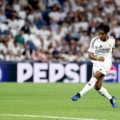 Endrick dứt điểm trong tình huống ấn định thắng lợi 3-1 cho Real Madrid ở phút bù thứ năm trận ra quân Champions League tiếp Stuttgart tại Bernabeu ngày 17/9. Ảnh: AS