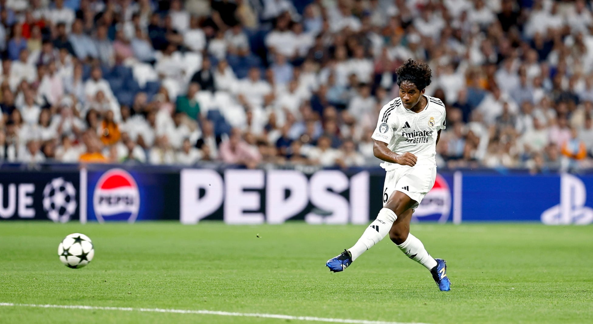 Endrick dứt điểm trong tình huống ấn định thắng lợi 3-1 cho Real Madrid ở phút bù thứ năm trận ra quân Champions League tiếp Stuttgart tại Bernabeu ngày 17/9. Ảnh: AS