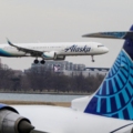 Một máy bay của hãng Alaska Airlines chuẩn bị đáp xuống sân bay ở Arlington, Virginia, hồi tháng 1/2022. Ảnh: Reuters