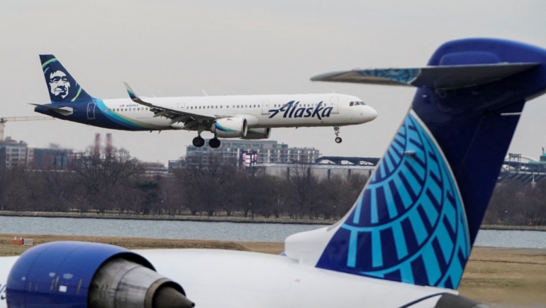 Một máy bay của hãng Alaska Airlines chuẩn bị đáp xuống sân bay ở Arlington, Virginia, hồi tháng 1/2022. Ảnh: Reuters