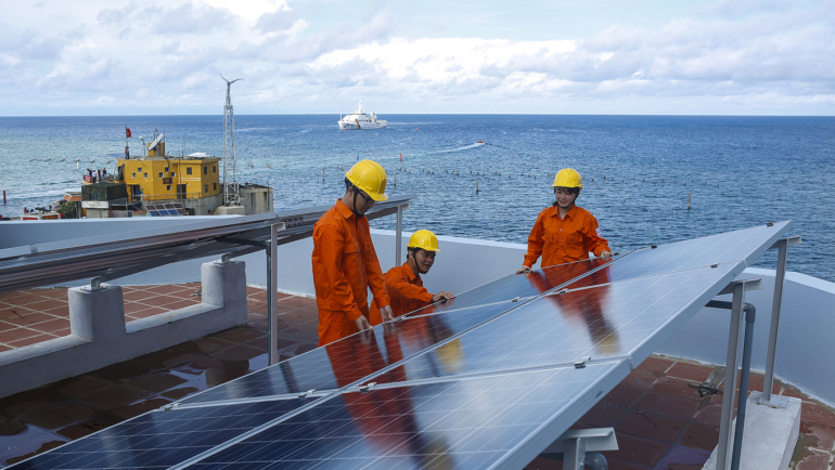 Cán bộ EVN làm việc tại quần đảo Trường Sa. Ảnh: EVN