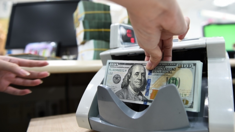 Giao dịch USD tại quầy một ngân hàng thương mại, tháng 11/2022. Ảnh: Thanh Tùng