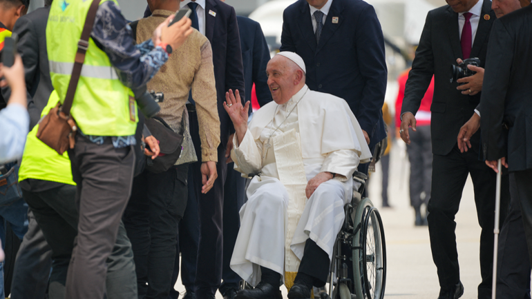 Giáo hoàng (giữa) tại sân bay quốc tế ở Jakarta trước khi rời Indonesia hôm 6/9. Ảnh: AFP