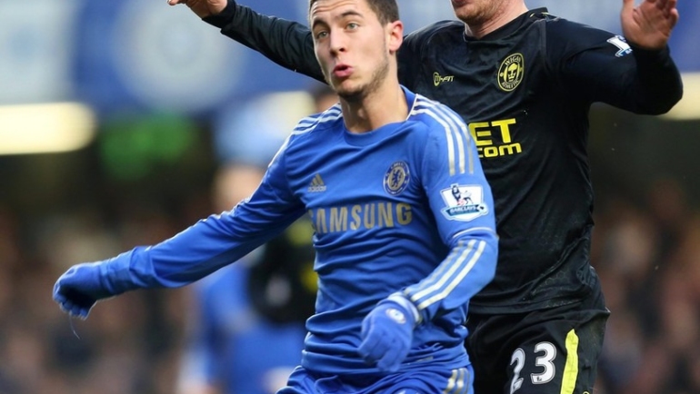 Ronnie Stam (phải) tranh bóng với Eden Hazard trong trận Ngoại hạng Anh giữa Chelsea với Wigan tháng 1/2022. Ảnh: ANP