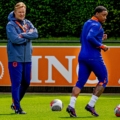 HLV Ronald Koeman và tiền đạo Steven Bergwijn trong một buổi tập ở tuyển Hà Lan. Ảnh: AD.nl