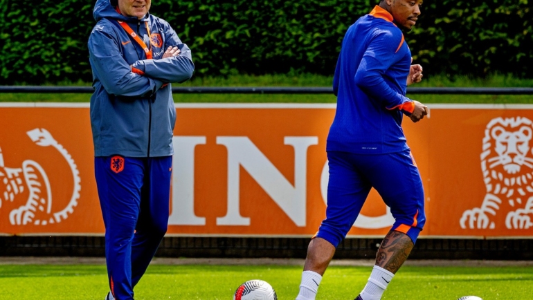 HLV Ronald Koeman và tiền đạo Steven Bergwijn trong một buổi tập ở tuyển Hà Lan. Ảnh: AD.nl