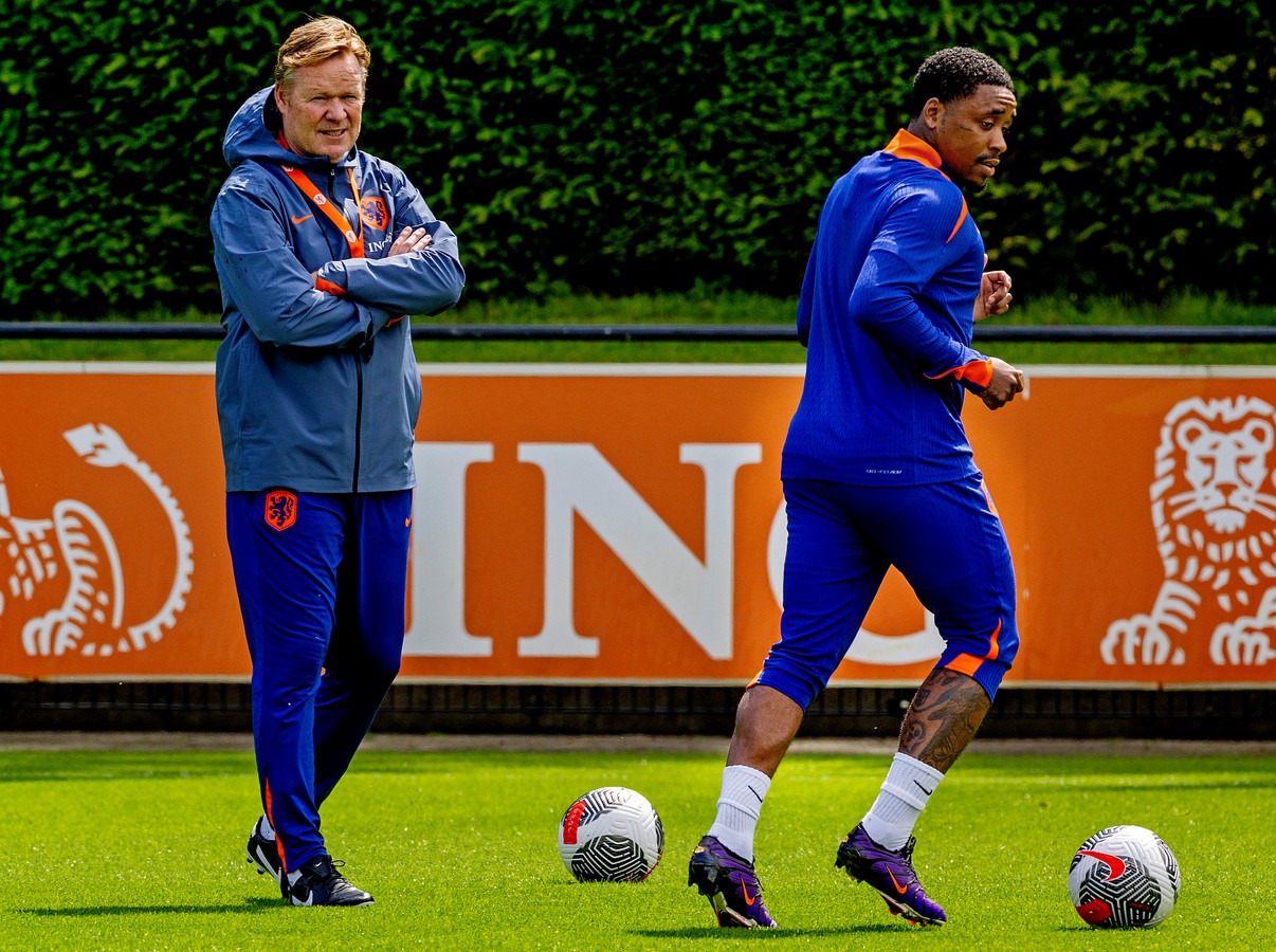 HLV Ronald Koeman và tiền đạo Steven Bergwijn trong một buổi tập ở tuyển Hà Lan. Ảnh: AD.nl