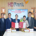 Đại diện HDBank nhận khoản tín dụng 50 triệu USD từ Proparco trong sự kiện ngày 16/9. Ảnh: HDBank