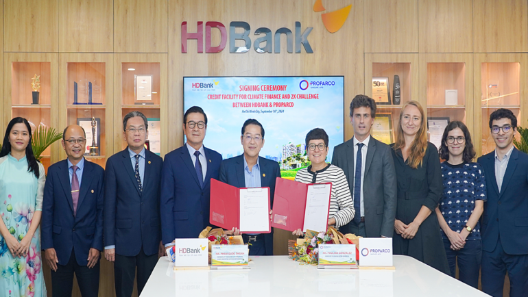 Đại diện HDBank nhận khoản tín dụng 50 triệu USD từ Proparco trong sự kiện ngày 16/9. Ảnh: HDBank