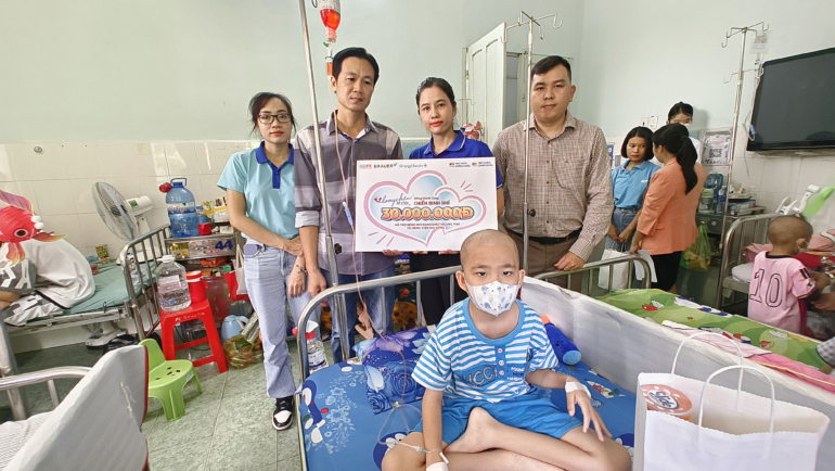 Quỹ Hy Vọng cùng FPT Long Châu hỗ trợ kinh phí chữa trị cho bệnh nhi ung thư. Ảnh: K.A